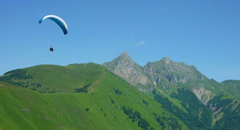 Parapente dans la vallée d'Aspe à proximité de Pau