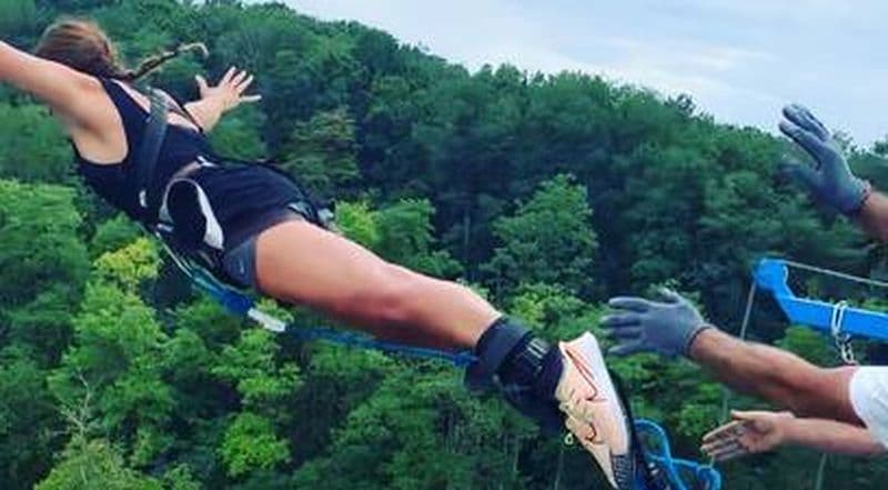 Saut à l'élastique depuis le viaduc de Cluis