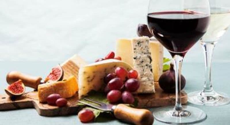 Dégustation accords vins et fromages dans un domaine viticole à Chinon