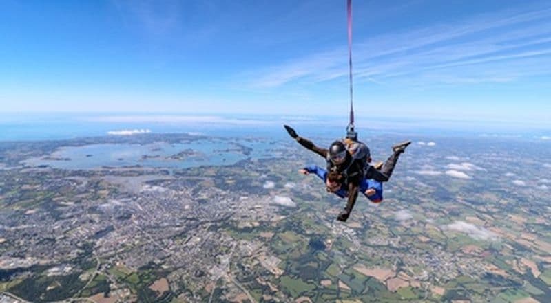 Saut en parachute à Vannes face à Belle-Île-en-Mer