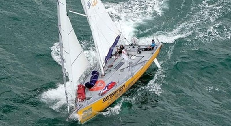 Navigation sportive en voilier de la route du Rhum près de Cherbourg