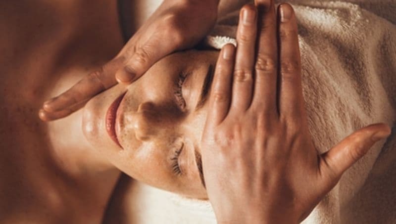 Massage du visage liftant et relaxant à St Malo