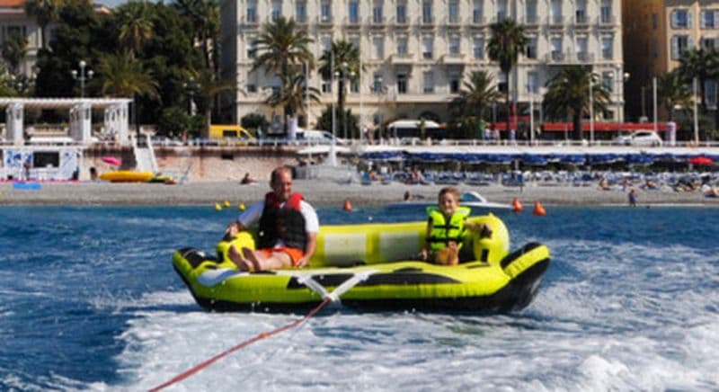 Bouée tractée au départ de la Promenade des Anglais à Nice