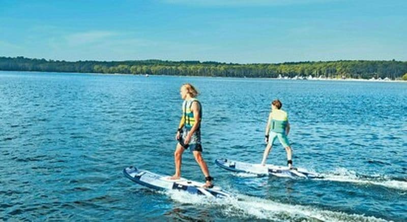 Session de surf électrique sur le lac Maguide à Biscarosse