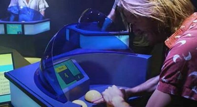 Participation à un blindtest immersif dans un décor de plateau TV à Rennes