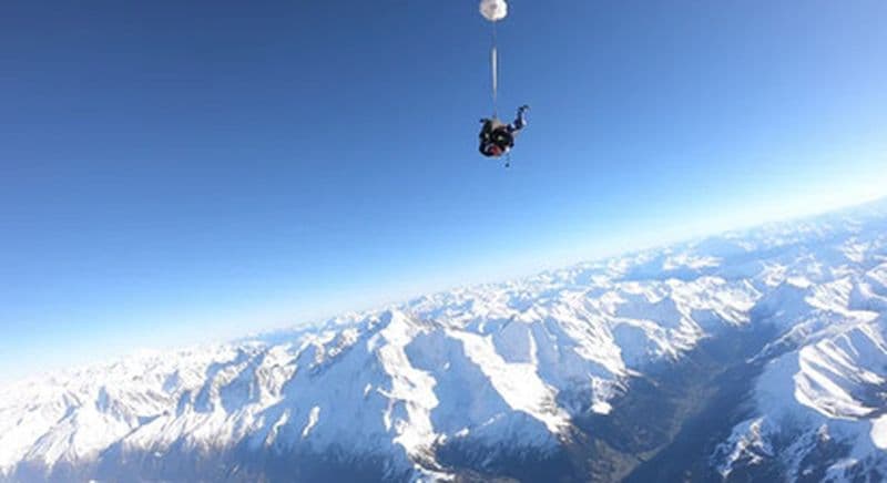 Saut en Parachute à 5000 ou 6000 mètres au pied du Mont Blanc