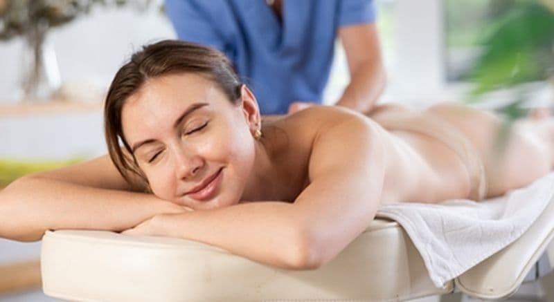 Massage relaxant pour femme à Fréjus