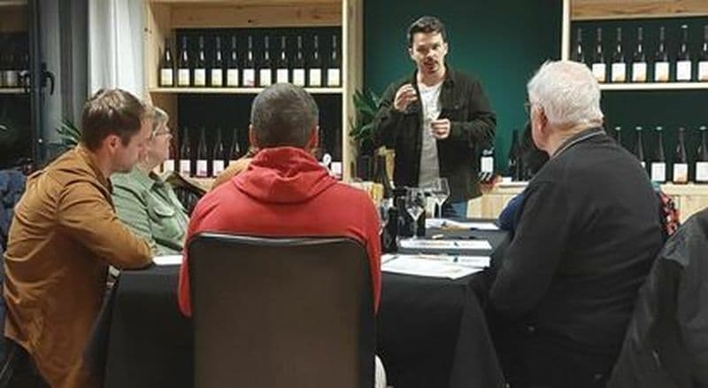 Atelier d'assemblage de votre vin dans un chai urbain près de La Roche-sur-Yon
