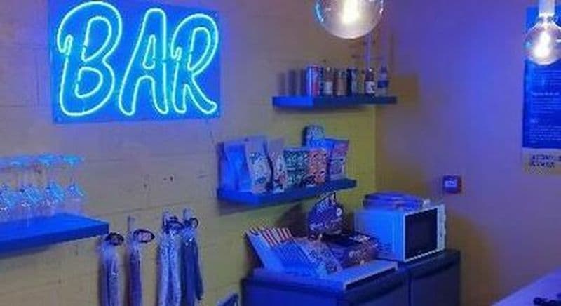 Participation à un blindtest immersif dans un décor de plateau TV à Paris