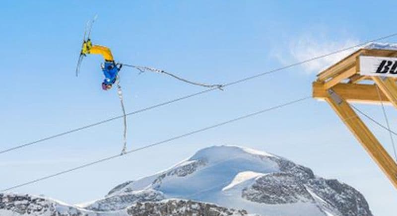 Saut à l'élastique hivernal sur tremplin à Tignes