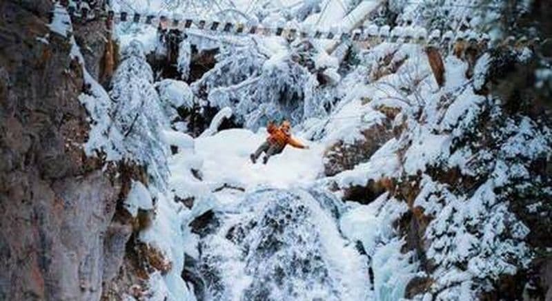 Tyrolienne au dessus des cascades gelées près de la station du Grand Tourmalet