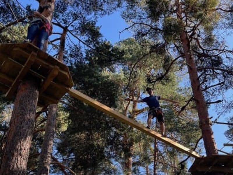 Accrobranche dans le parc De Pino a Pino à San Rafael près de Madrid