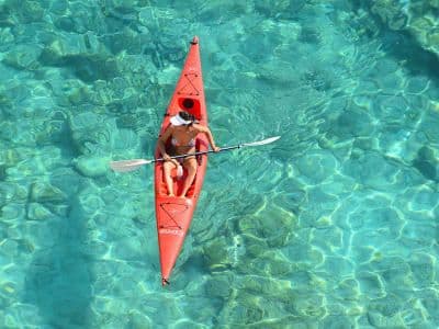 Location de kayak de mer depuis la plage de Perivolos à Santorin