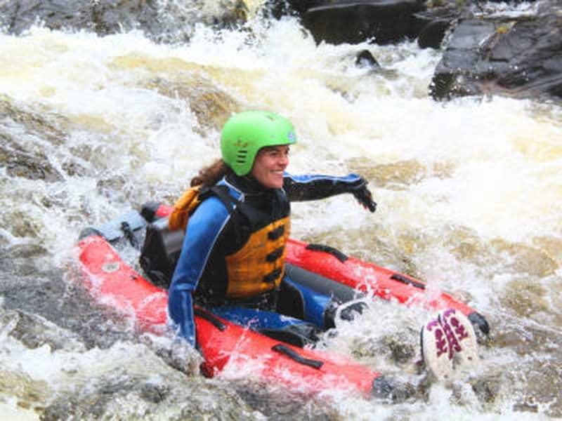 Bouée tractée sur la rivière Tummel, près d'Édimbourg