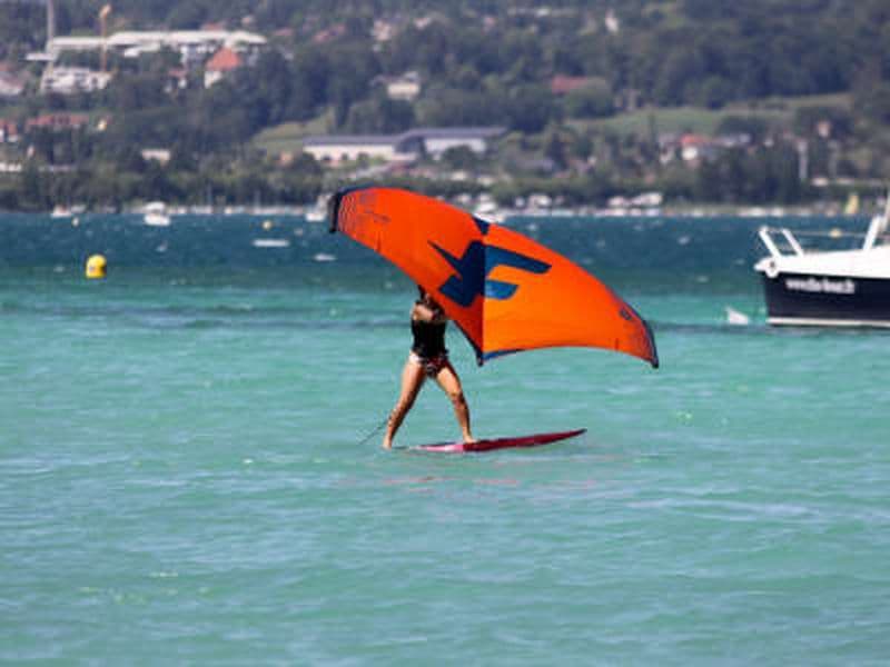 Cours de wingfoil sur le lac d'Annecy, Haute-Savoie