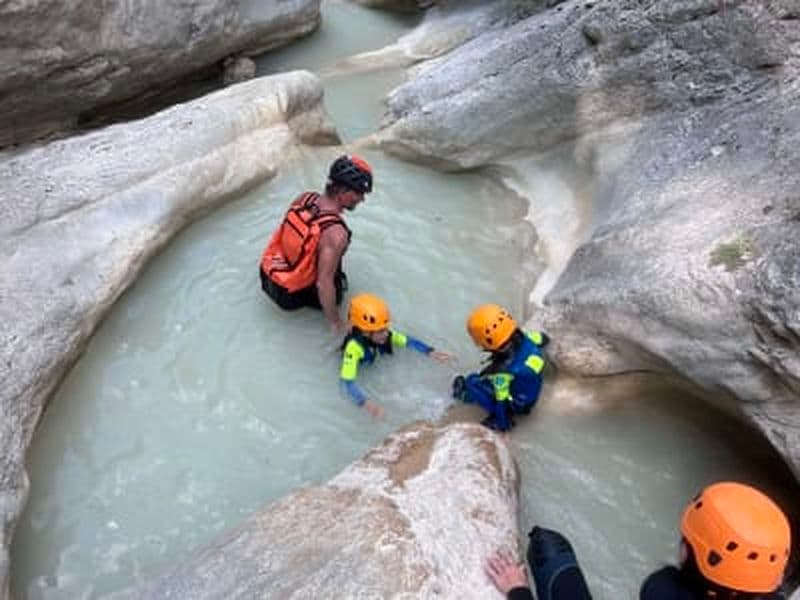 Canyoning enfants dans le Verdon au Ravin de Rayaup à Castellane