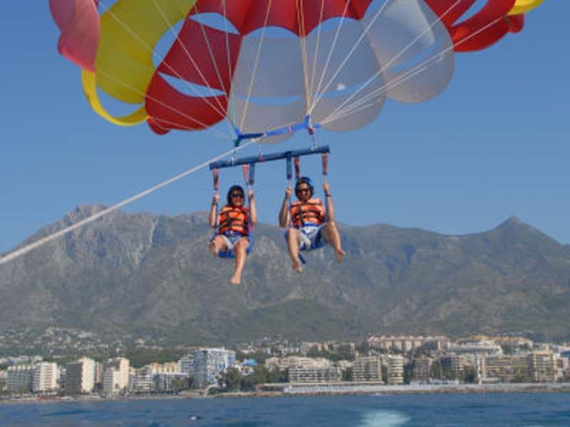 Parachute ascensionnel dans le port de Marbella, Malaga