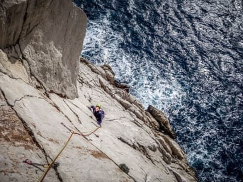 Escalade grande voie dans les Calanques à côté de Marseille