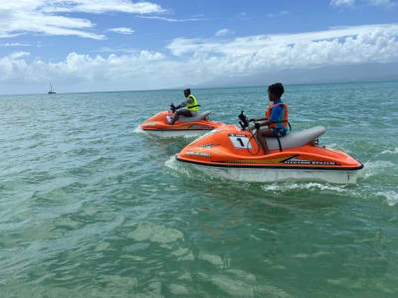 Initiation au jet ski électrique pour enfants au Gosier, Guadeloupe