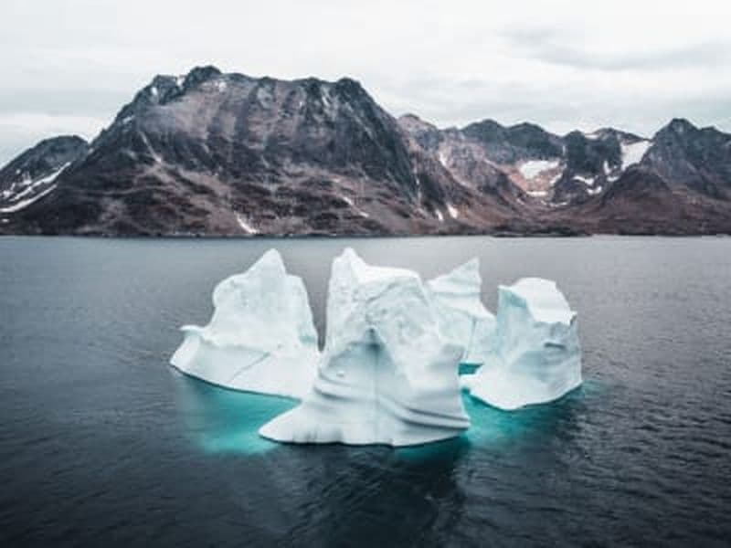 Croisière panoramique avec marche sur les glaciers, visite d'une grotte de glace et pêche au départ de Kulusuk