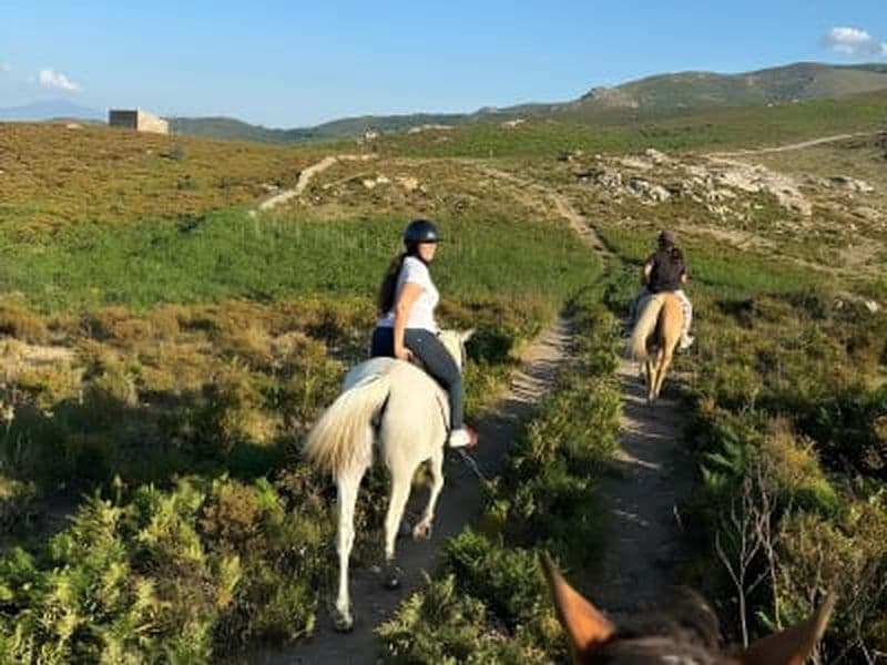 Balade à cheval près de l’Île-Rousse en Corse