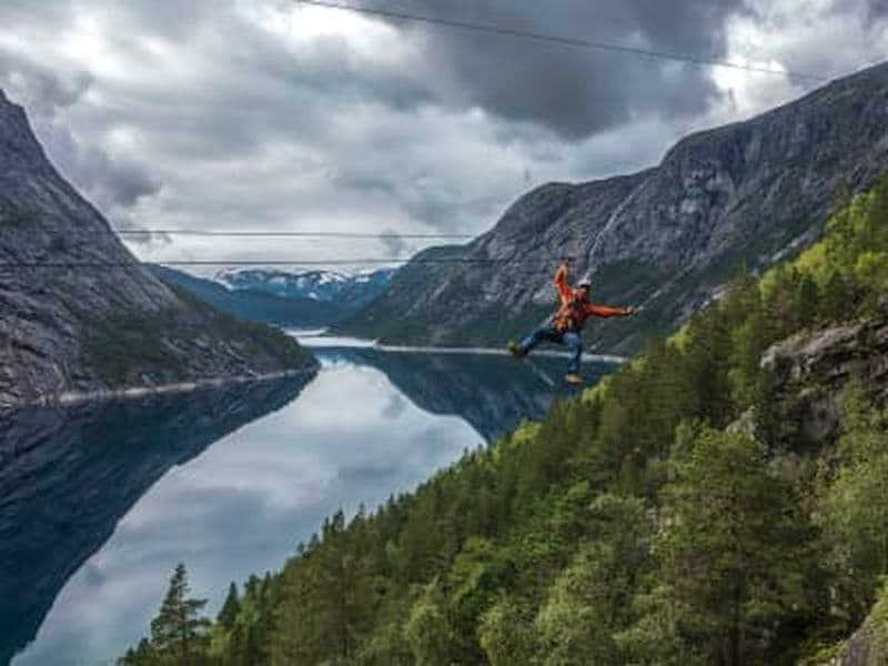 Vélo, randonnée et tyrolienne à Trolltunga au départ de Tyssedal