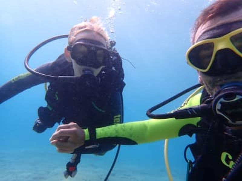 Essayez la plongée sous-marine à partir de la plage de Piso Aliki à Paros