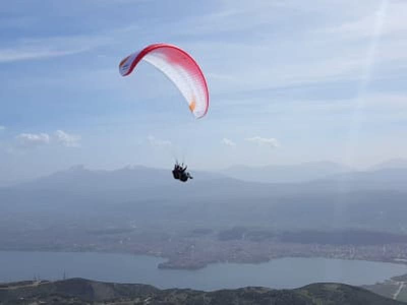 Vol en parapente en tandem au-dessus du lac Pamvotida à Ioannina