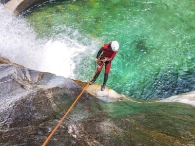 Canyoning intermédiaire dans le canyon du Vajo dell'Orsa près du lac de Garde