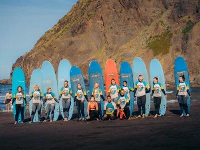Cours de surf sur la plage d'Algoa à Porto da Cruz, Madère