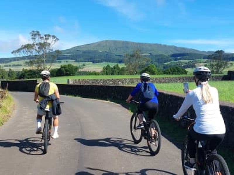 Excursion guidée en vélo électrique sur la côte ouest de l’île de Terceira, Açores