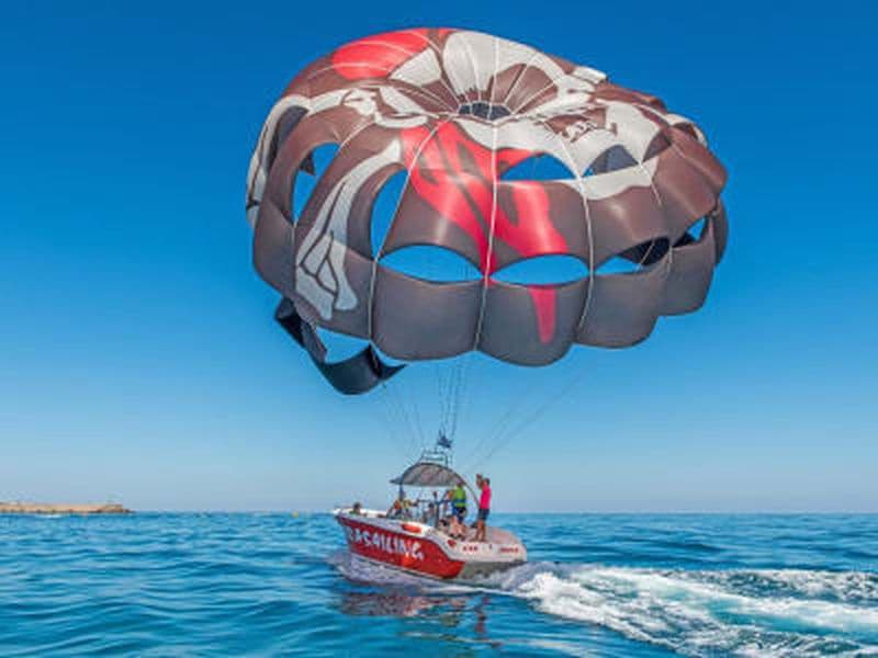 Parachute ascensionnel au-dessus de la côte crétoise depuis la plage de Rethymno
