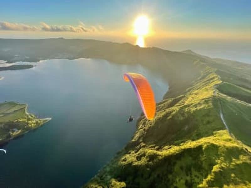 Baptême de parapente à São Miguel dans les Açores