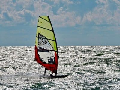 Stage de planche à voile sur la plage de Ligaria à Agia Pelagia près d'Héraklion