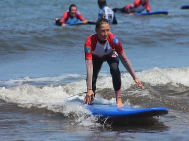 Cours de surf sur la plage de São Roque à Machico, Madère