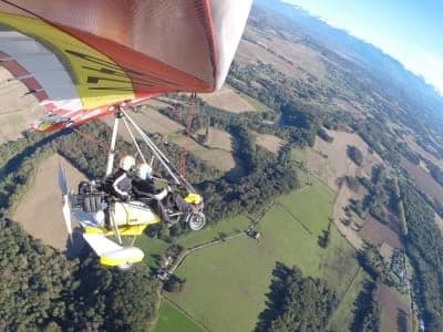 Vol en ULM pendulaire au-dessus des Pyrénées, près de Pau