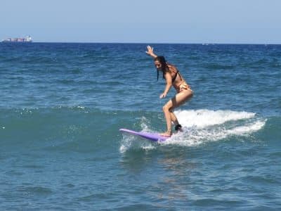 Cours de surf sur la plage de Monolithos, Santorin