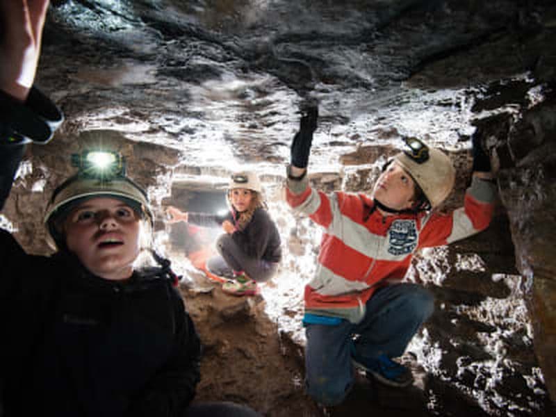 Initiation à la spéléologie dans la caverne de Saint-Léonard à Montréal