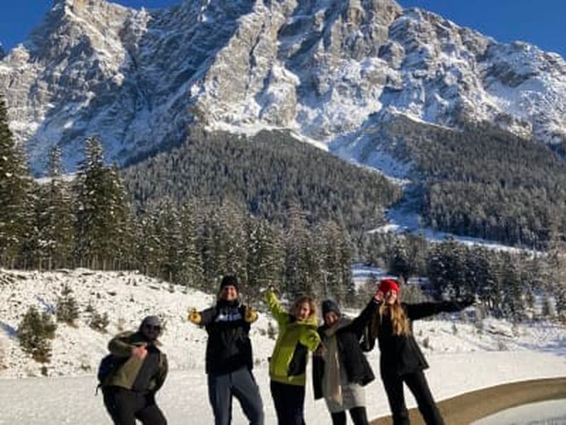Randonnée guidée en raquettes autour du lac Speicherteich à Ehrwald, dans le Tyrol autrichien