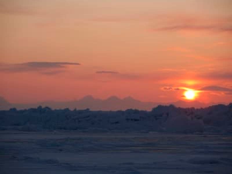 Safari en motoneige au soleil de minuit au Svalbard