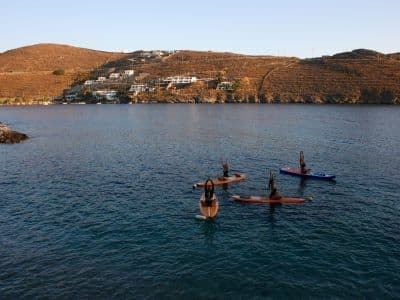 Expérience de SUP et de yoga depuis la plage d'Episkopi sur l'île de Kythnos