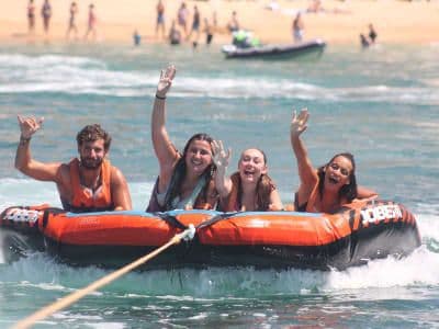 Bouée tractée à la plage d'Armação de Pêra, Algarve