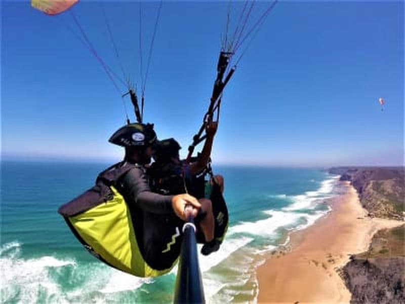 Vol en parapente en tandem à Aljezur, au-dessus de la côte de l'Algarve