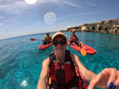 Excursion privée en kayak de mer le long du Cap Greco à Ayia Napa depuis la plage de Limnara