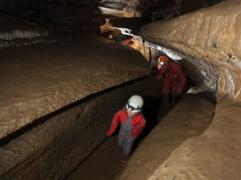 Excursion familiale de spéléologie dans la grotte de Siech à Saurat, Tarascon-sur-Ariège