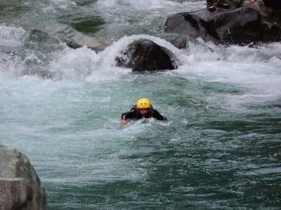 Canyoning intermédiaire dans le canyon d'Artogna près d'Alagna Valsesia, Vallée d'Aoste