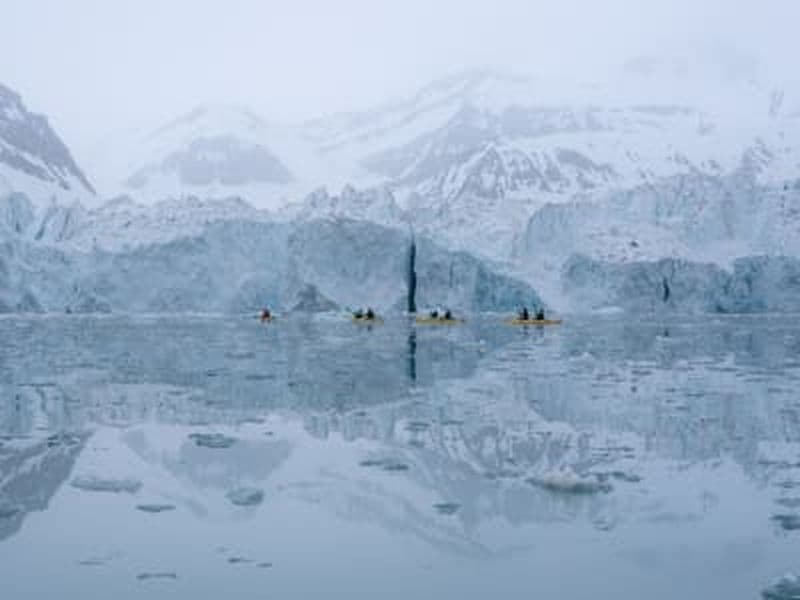 Kayak de mer sur le front des glaciers au Svalbard, Norvège