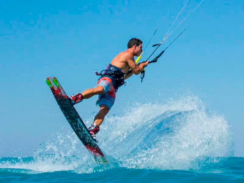 Cours de kitesurf sur la plage de Theologos à Rhodes