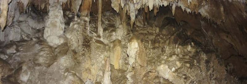 Spéléologie dans la grotte de La Puente