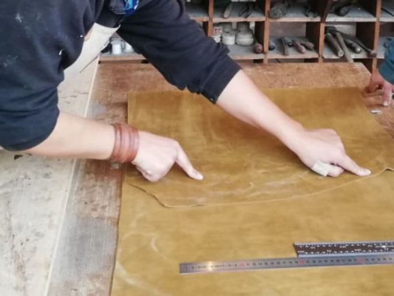 Atelier fabrication d'un tablier en cuir à Kayserberg (68)